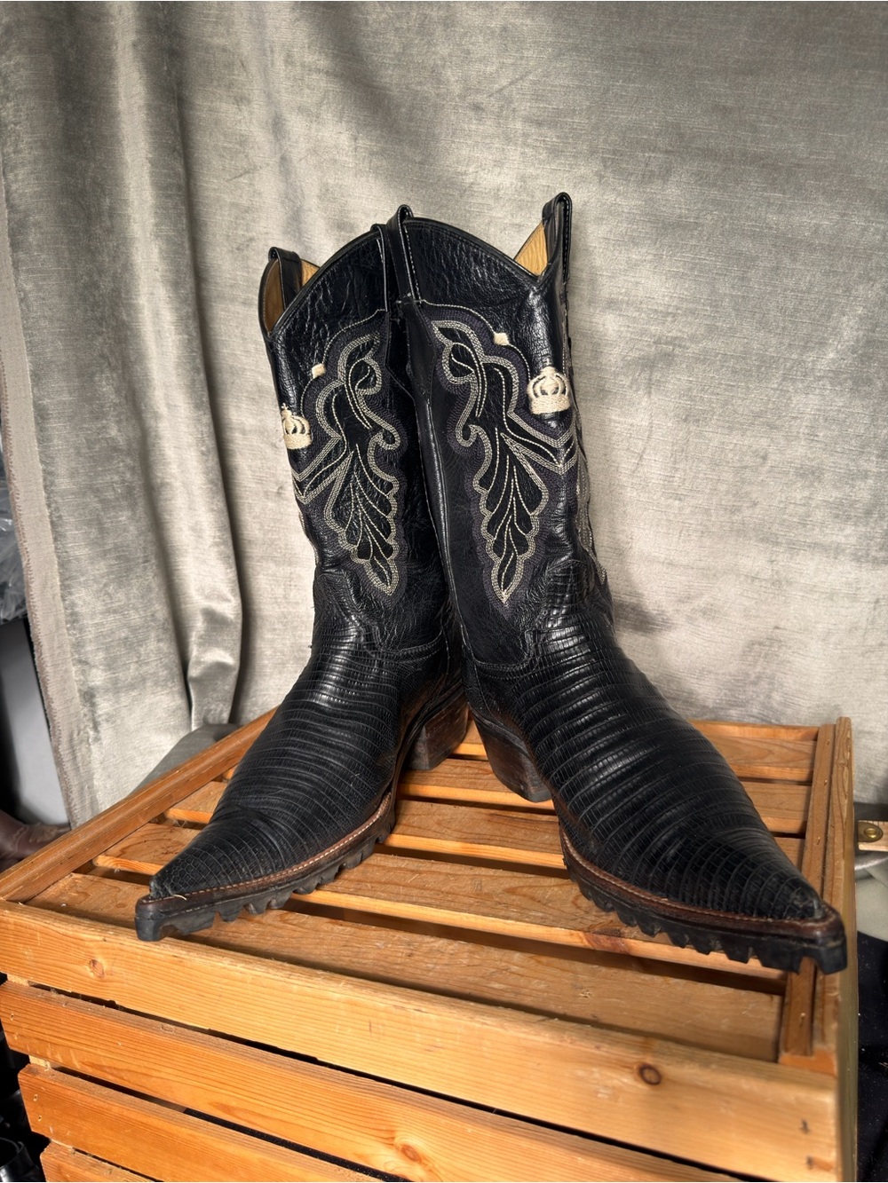 Vtg Bronco Boots Men's Black Lizard Pointed Toe Western Boots. Vibram Sole. 9.5